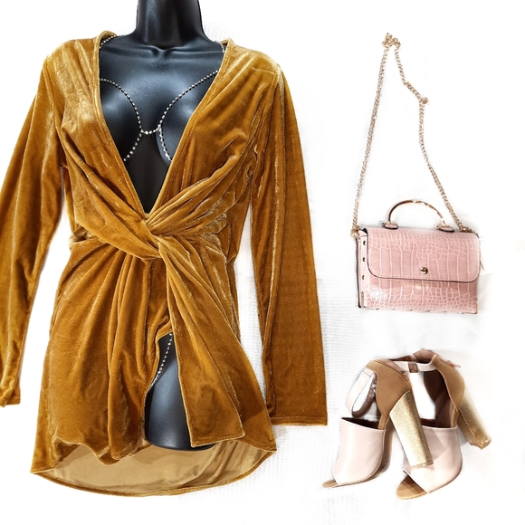 Golden Outfit - Picture 2 of 7